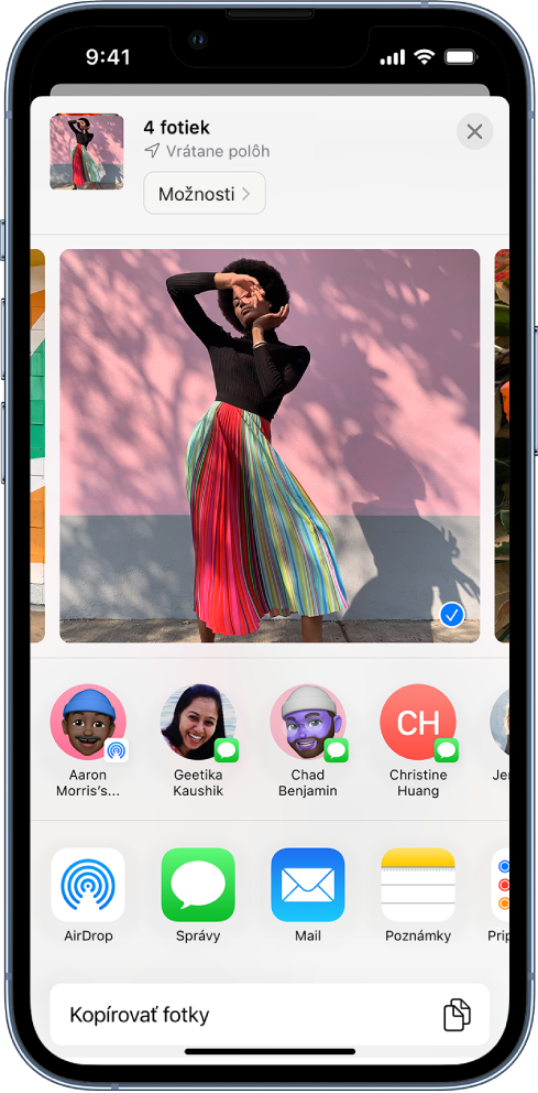 Obrazovka zdieľania s vybranou fotkou v hornej časti. Vybraná fotka je označená bielym symbolom zaškrtnutia v modrom kruhu. V riadku pod fotkou sa zobrazujú navrhované kontakty, s ktorými ju môžete zdieľať. Nižšie sú uvedené možnosti zdieľania: zľava doprava sú to AirDrop, Správy, Mail a Poznámky. V pravej dolnej časti obrazovky je tlačidlo Kopírovať fotky.