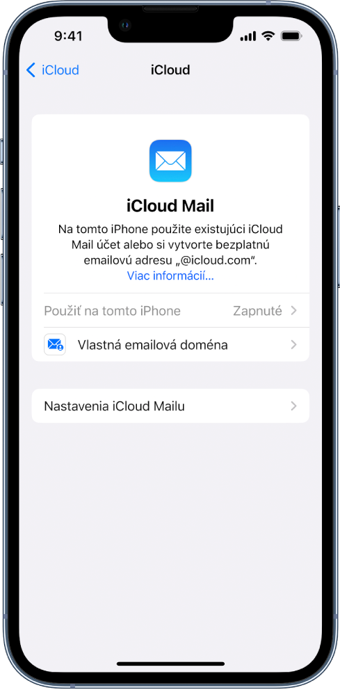 V hornej polovici obrazovky iCloud Mailu je zapnutá možnosť Použiť na tomto iPhone. Nižšie sú možnosti nastavení Vlastná emailová doména a Nastavenia iCloud Mailu.