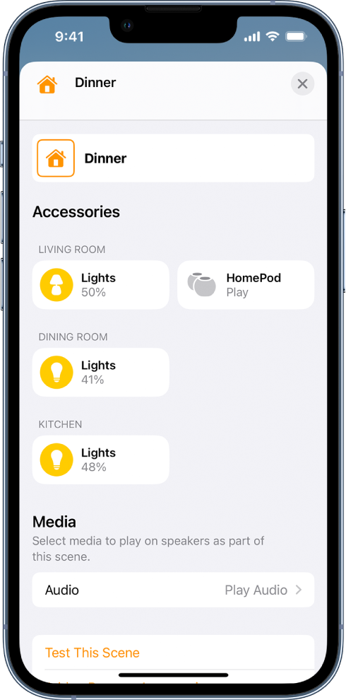 Zaslon za urejanje scenarija v aplikaciji Home. Ime scenarija je na vrhu zaslona. Spodaj so trije prostori in pripomočki, ki so bili dodani vsakemu prostoru kot del scenarija. Blizu dna zaslona je razdelek Media, kjer je bil HomePod v dnevni sobi nastavljen za predvajanje zvoka. Na dnu zaslona je gumb Test This Scene.