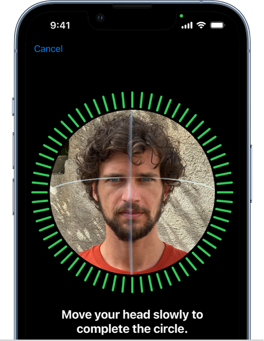 Ekrani i konfigurimit të njohjes me Face ID. Në ekran shfaqet një fytyrë, e rrethuar në një rreth. Teksti poshtë fytyrës e udhëzon përdoruesin të lëvizë kokën ngadalë për të përfunduar rrethin.