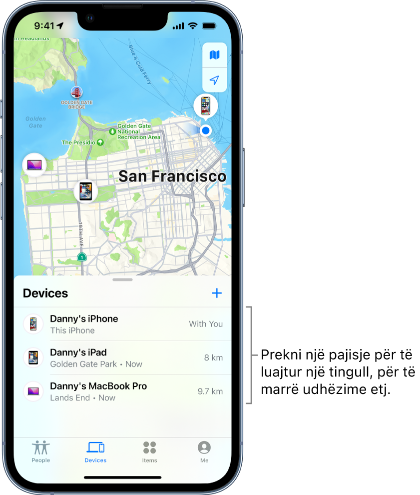 Ekrani Find My screen i hapur te lista Devices. Ka tre pajisje në listën Devices: iPhone i Danny, iPad i Danny dhe MacBook Pro i Danny. Vendndodhjet e tyre shfaqen në një hartë të San Franciskos.