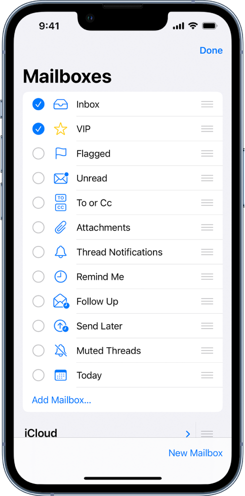 Ekrani i redaktimit të Mailboxes. Kutitë postare opsionale renditen nga lart poshtë me një kuti kontrolli në të majtë të tyre. Kutitë postare opsionale përfshijnë Inbox, VIP, Flagged, Unread, Attachments, Remind Me dhe më shumë. Në këndin e poshtëm djathtas të ekranit ka një buton të emërtuar New Mailbox.