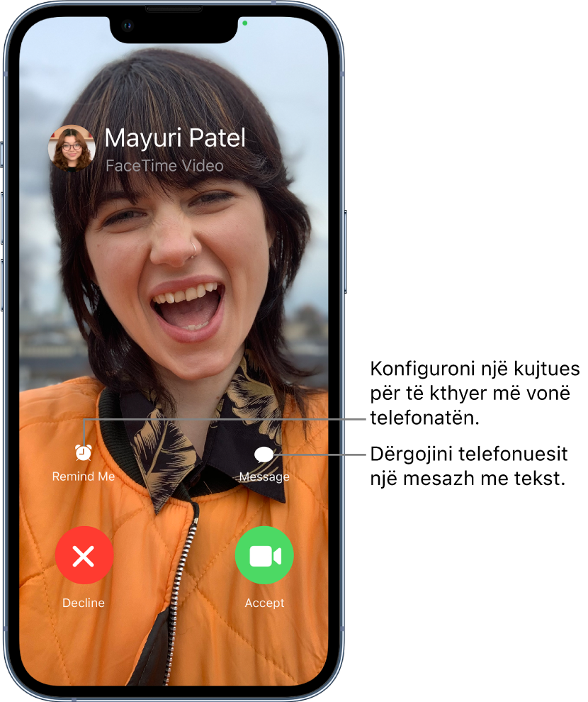 Ekrani i marrjes së telefonatës. Në fund të ekranit, në radhën e sipërme, nga e majta në të djathtë ndodhen butonat Remind Me dhe Message. Në radhën e poshtme, nga e majta në të djathtë ndodhen butonat Decline dhe Accept.