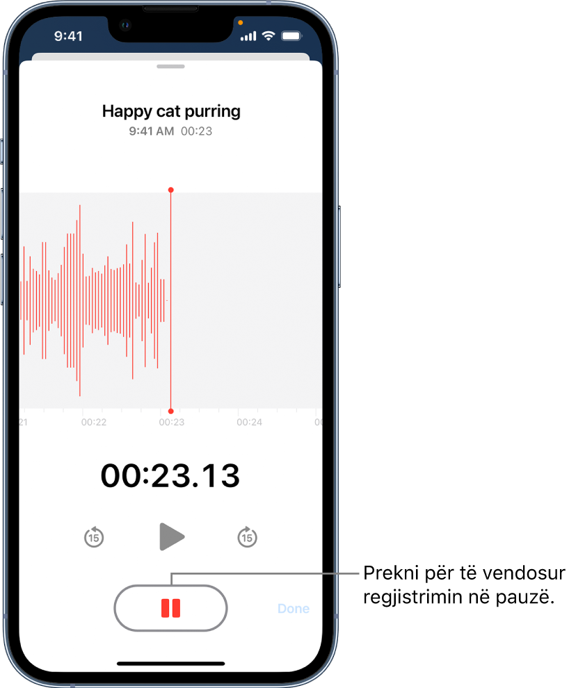 Një regjistrim i Voice Memos në vazhdim, me një buton aktiv Pause dhe komanda joaktive të luajtjes, kalim 15 sekonda përpara dhe kalim 15 sekonda mbrapa. Pjesa kryesore e ekranit tregon grafikun e valëzuar të regjistrimit që po kryhet, së bashku me një tregues të kohës. Treguesi në ngjyrë portokalli Microphone In Use shfaqet në pjesën e sipërme djathtas.