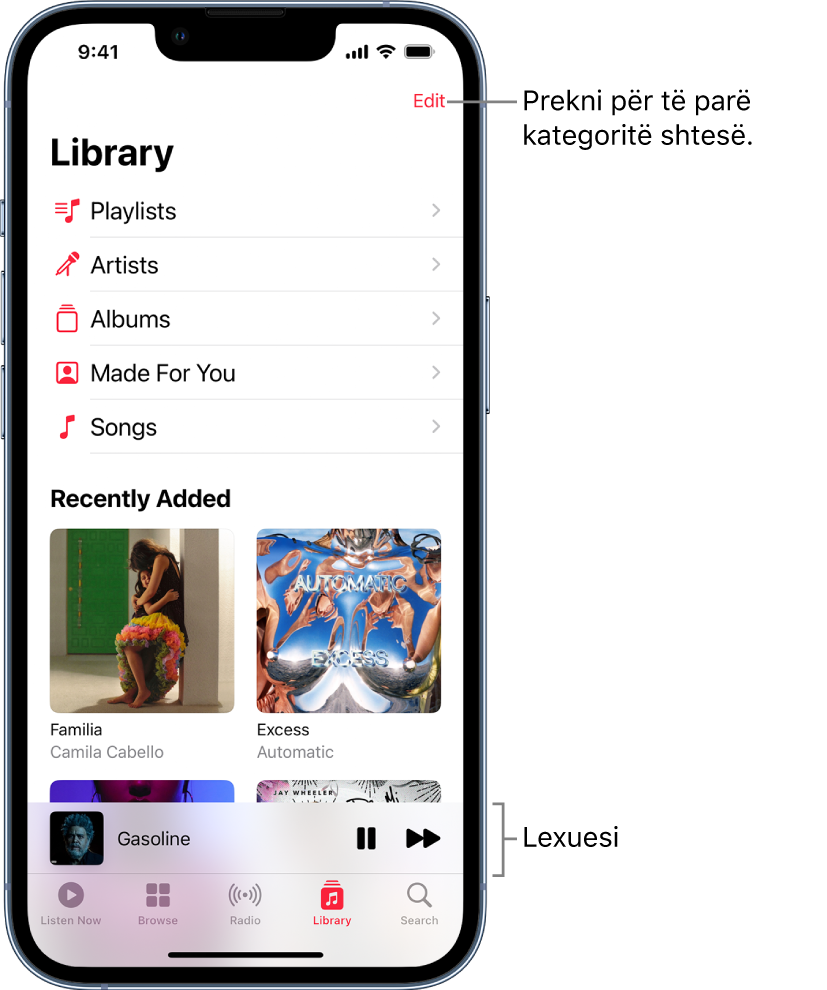 Ekrani Library që shfaq një listë kategorish përfshirë Playlists, Artists, Albums, Made For You dhe Songs. Titulli Recently Added shfaqet poshtë listës. Luajtësi që tregon titullin e këngës aktuale dhe butonat Play dhe Next shfaqen pranë pjesës së poshtme.