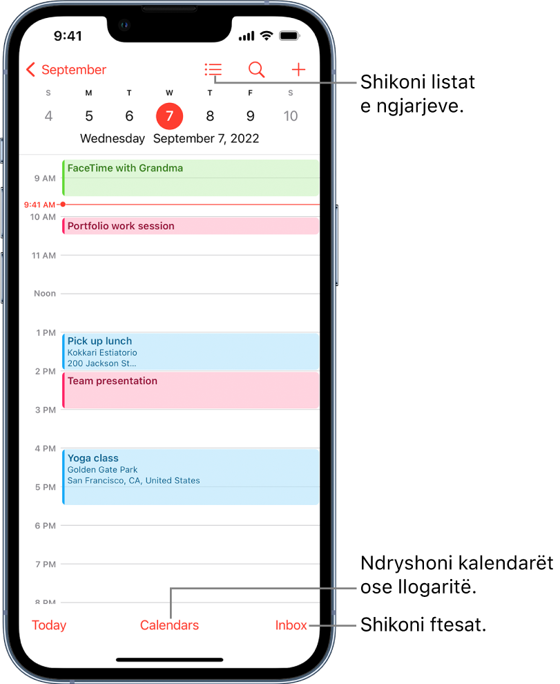 Një kalendar në pamjen e ditës që tregon ngjarjet e ditës. Butoni Calendars në fund të ekranit për të ndryshuar llogaritë e kalendarit. Butoni Inbox poshtë në fund për të parë ftesat.