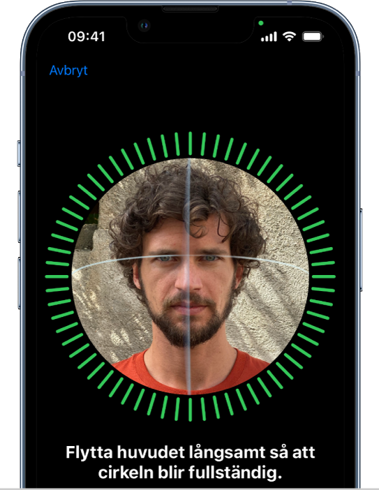Inställningsskärm för Face ID-igenkänning. Ett ansikte omringat av en cirkel visas på skärmen. Text nedanför ansiktet säger åt användaren att långsamt röra på huvudet för att slutföra cirkeln.