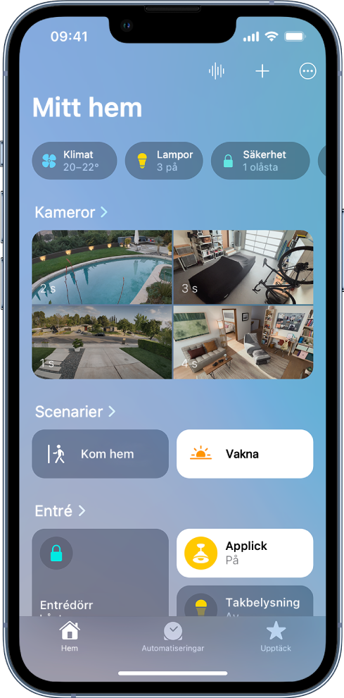 Fliken Hem med olika kategorier överst på skärmen. Bilder från fyra övervakningskameror visas under rubriken Kameror. På bilderna syns bakgården, garaget, husets framsida samt vardagsrummet. Mitt på skärmen visas två scenarier, undertill visas ett rum och dess tillbehör.