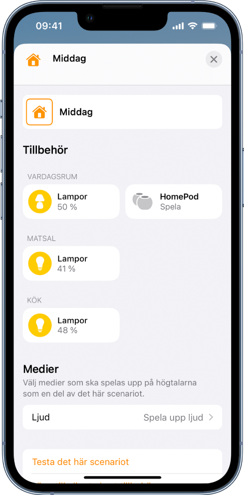En scenarieändringsskärm i appen Hem. Namnet på scenariot visas överst på skärmen. Nedanför syns tre rum samt tillbehören som lagts till för varje rum som en del av scenariot. I avsnittet Medier nära skärmens nederkant finns en HomePod i vardagsrummet som har ställts in för att spela upp musik. Nederst på skärmen finns en Testa det här scenariot-knapp.