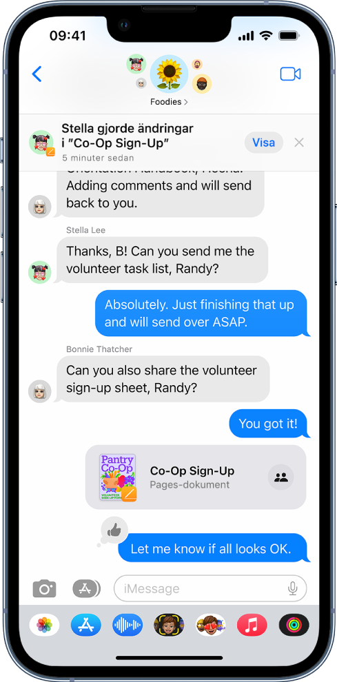 En gruppkonversation i appen Meddelanden som innehåller ett Pages-dokument. En notis upptill på skärmen visar att någon i gruppen har redigerat dokumentet.