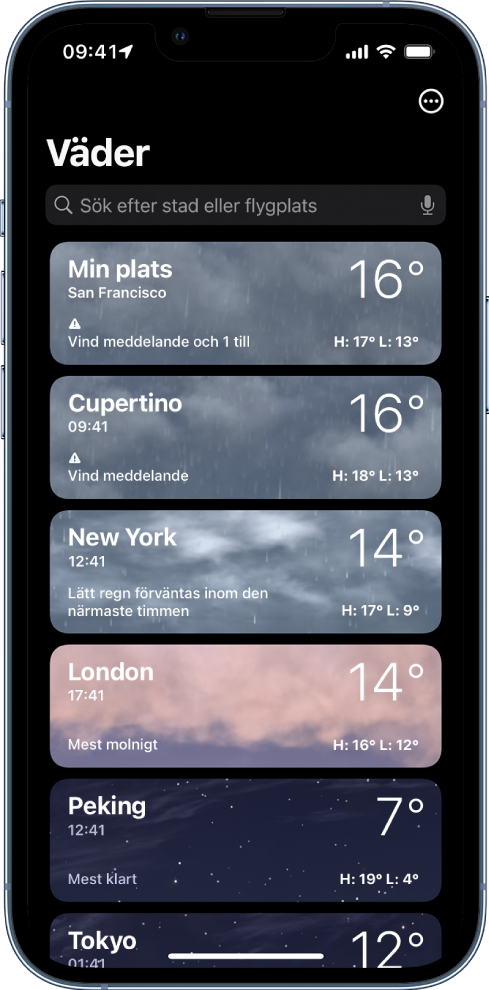 En lista över städer med tid, aktuell temperatur, väderprognos och högsta och lägsta temperatur. Överst på skärmen finns sökfältet och i det övre högra hörnet finns merknappen.