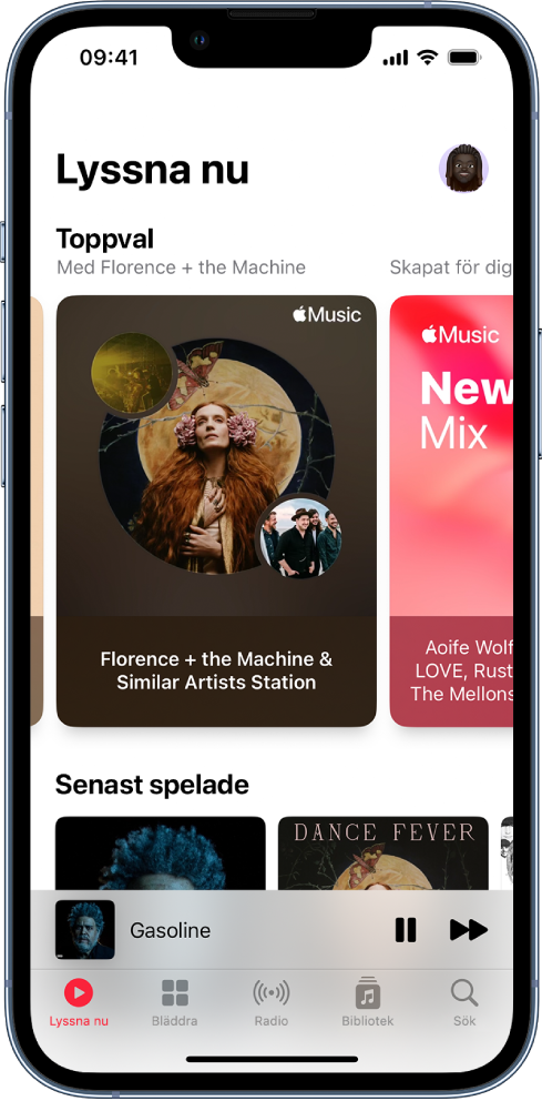 Skärmen Lyssna nu i Apple Music med albumomslag för Top Picks och Recently Played. Under dem finns uppspelningsreglage och en miniatyr med albumomslag för den låt som spelas just nu. Du kan visa mer musik genom att svepa åt vänster eller höger.