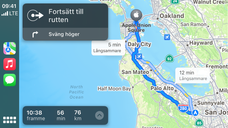 CarPlay som visar symboler för Kartor, Musik och Meddelanden till vänster, kartan med en körrutt till höger inklusive svänganvisningar och beräknad ankomsttid.