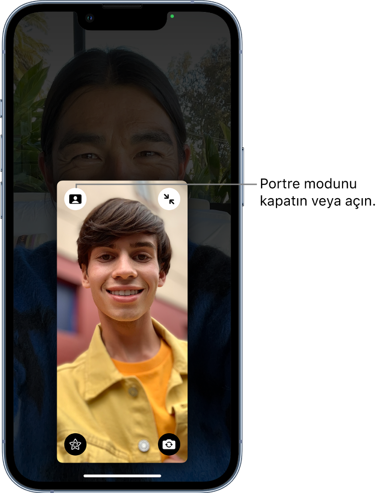 Arayan kişinin karesinin büyütülmüş olarak bulunduğu bir FaceTime araması, karenin sol üst köşesinde Portre modunu kapatıp açma düğmesi gösteriliyor.