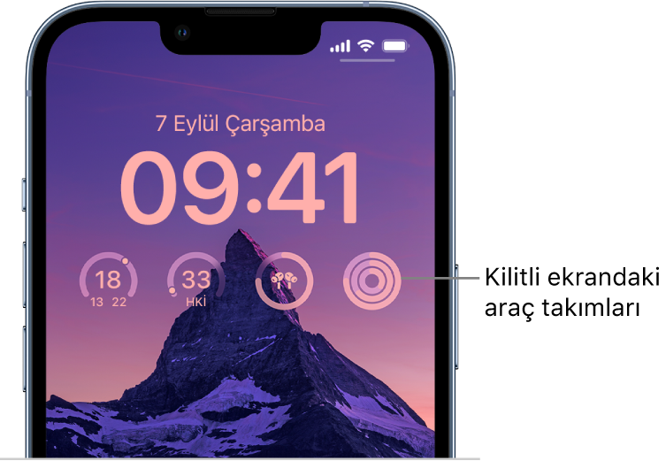 Özel bir kilitli ekran, arka planda Half Dome fotoğrafını ve fotoğrafın üstünde sıcaklık, hava kalitesi indeksi, AirPods pil düzeyi ve fitness halkaları için araç takımlarını gösteriyor.