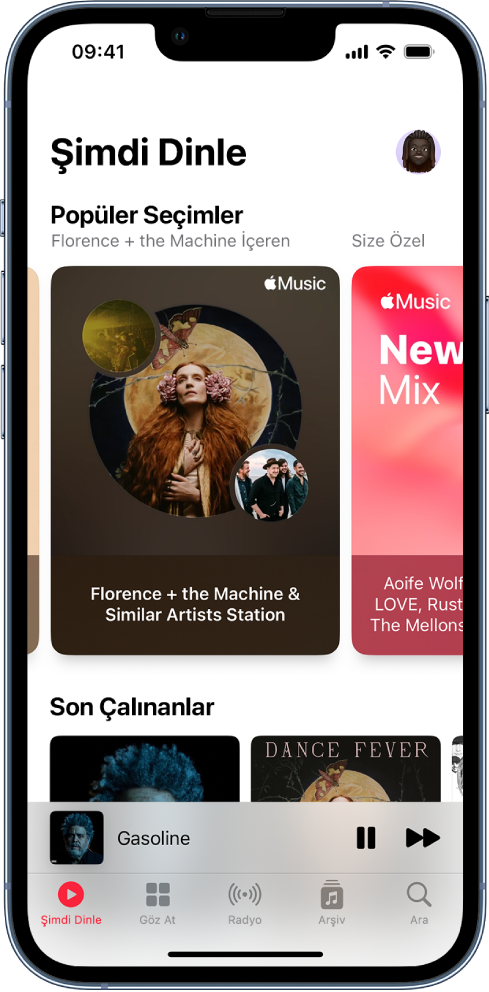 Apple Music’te Popüler Seçimler ve Son Çalınanlar için albüm kapaklarıyla Şimdi Dinle ekranı. Bunların altında çalma denetimleri ve şu an çalınan parça için albüm kapağı küçük resmi bulunuyor. Başka müzikleri görüntülemek için sola veya sağa kaydırabilirsiniz.