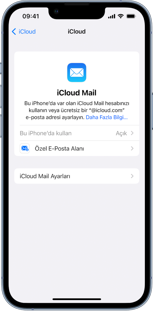 iCloud Mail ekranının üst yarısında, “Bu iPhone’da kullan” açık. Onun altında Özel E-Posta Alanı ayarları seçenekleri ve iCloud Mail Ayarları bulunuyor.