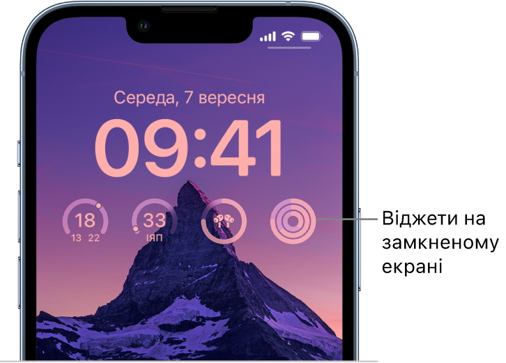 Власний замкнений екран із фотографією скелі Хаф-Доум на тлі та розташованими вгорі фотографії віджетами для температури, індексу якості повітря, рівня заряду акумулятора AirPods і кілець фітнесу.