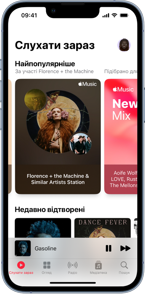 Екран «Слухати зараз» в Apple Music з обкладинкою кращих доріжок та доріжок «Недавно відтворені». Нижче знаходяться елементи керування відтворенням та мініатюра обкладинки альбому для пісні, що відтворюється. Ви можете провести ліворуч або праворуч, щоб переглянути іншу музику.