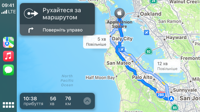 CarPlay з іконками для Карт, Музики й Повідомлень ліворуч, картою автомобільного маршруту праворуч, включно з напрямками поворотів та інформацією про очікуваний час прибуття.