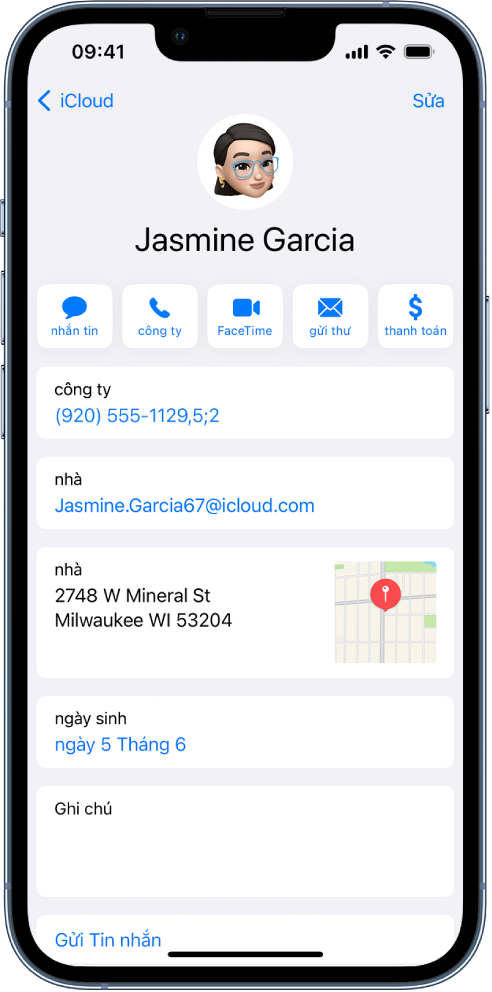 Màn hình thông tin cho một liên hệ. Ở trên cùng là ảnh và tên của liên hệ. Bên dưới là các nút để gửi tin nhắn, thực hiện cuộc gọi điện thoại, thực hiện cuộc gọi FaceTime, gửi email và gửi tiền bằng Apple Pay. Bên dưới các nút là thông tin liên hệ.
