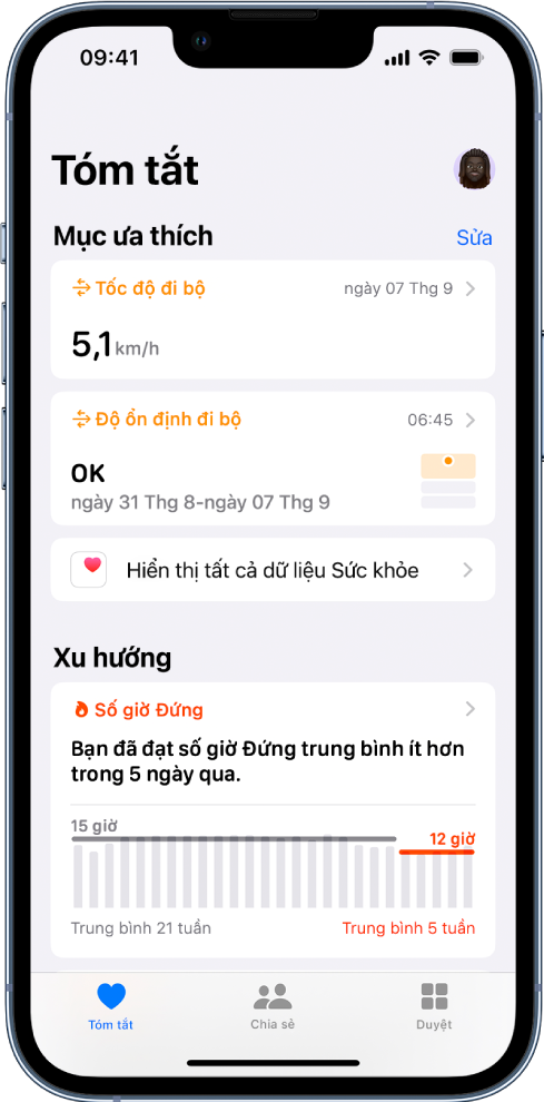 Màn hình Tóm tắt đang hiển thị Tốc độ đi bộ và Độ ổn định đi bộ bên dưới Mục ưa thích và số giờ Đứng bên dưới Xu hướng.