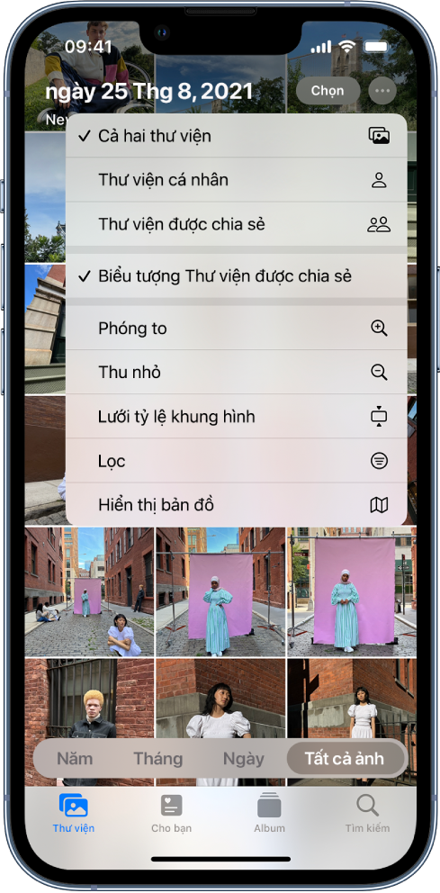 Ứng dụng Ảnh đang hiển thị một thư viện ảnh trong ứng dụng Ảnh. Nút Thêm ở đầu màn hình được chọn, đang hiển thị Cả hai thư viện và Biểu tượng Thư viện được chia sẻ được chọn với các dấu chọn.