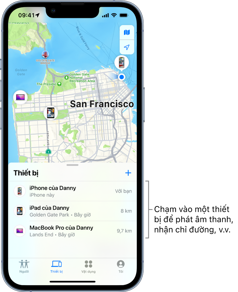 Màn hình Tìm mở đến danh sách Thiết bị. Có ba thiết bị trong danh sách Thiết bị: iPhone của Danny, iPad của Danny và MacBook Pro của Danny. Vị trí của chúng được hiển thị trên bản đồ San Francisco.