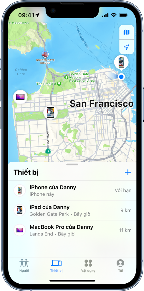 Màn hình Tìm mở đến danh sách Thiết bị. Có ba thiết bị trong danh sách Thiết bị: iPhone của Danny, iPad của Danny và MacBook Pro của Danny. Vị trí của chúng được hiển thị trên bản đồ San Francisco.