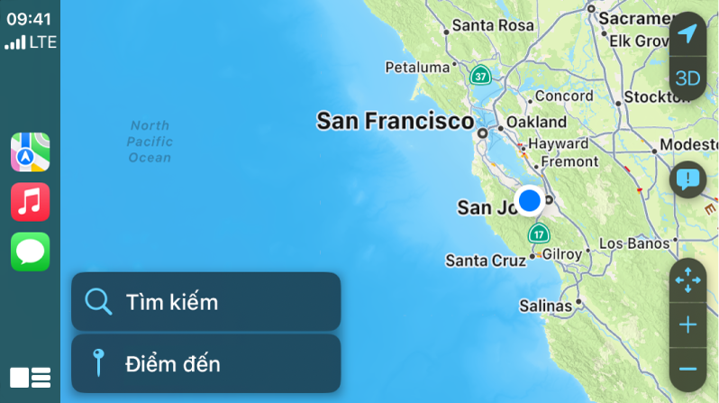 CarPlay đang hiển thị các biểu tượng cho Bản đồ, Nhạc và Tin nhắn ở bên trái và một bản đồ của khu vực hiện tại ở bên phải.