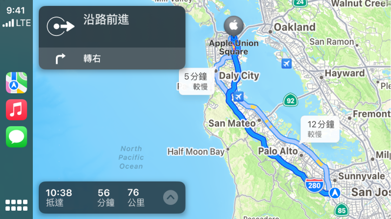 CarPlay 左側顯示「地圖」、「音樂」和「訊息」的圖像，並在右側顯示駕駛路線的地圖，其中包括轉彎方向和預計抵達資料。