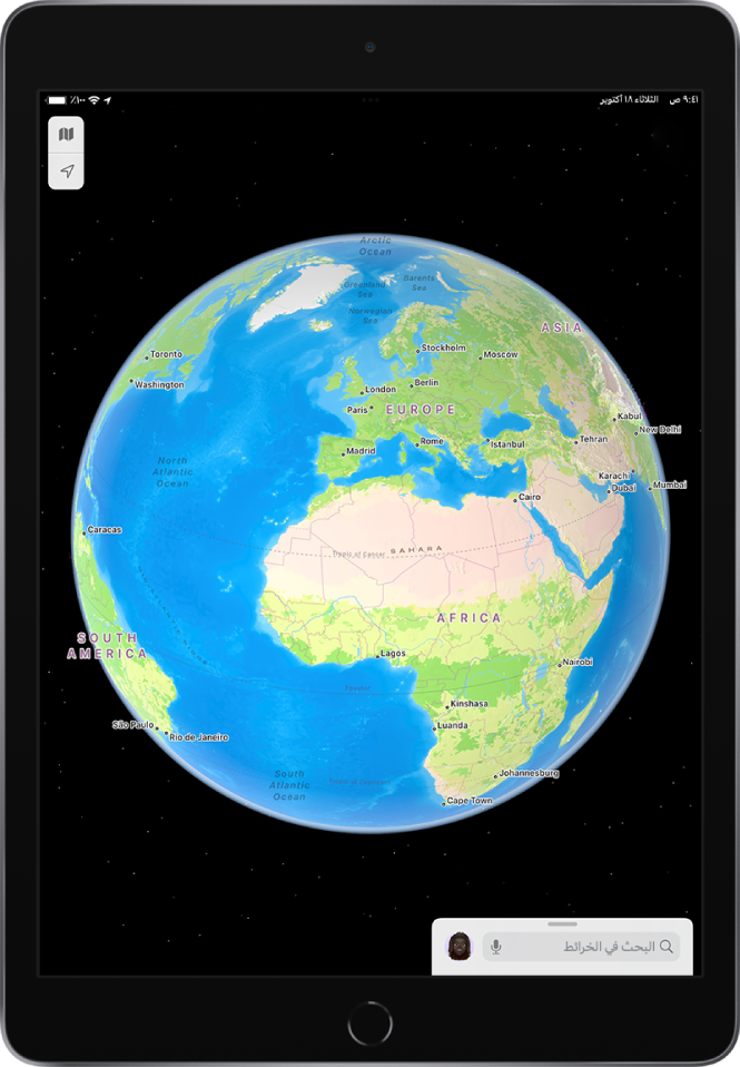 تظهر الأرض ككرة أرضية وعليها أسماء القارات والمدن والمحيطات.