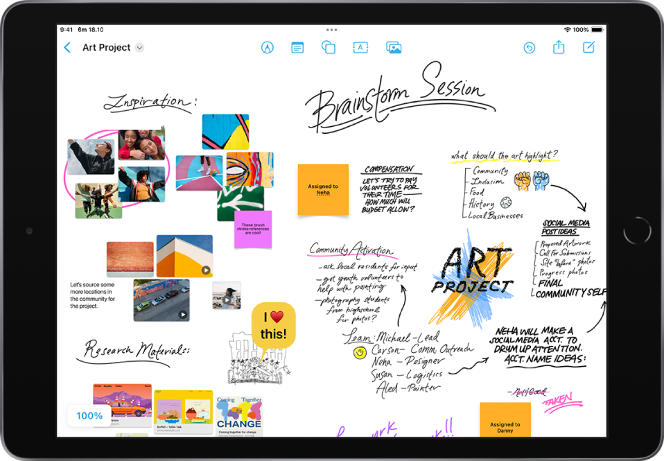 iPad в хоризонтална ориентация с отворено приложение Freeform. Таблото съдържа ръкопис, текст, рисунки, форми, лепящи бележки, връзки и други файлове.
