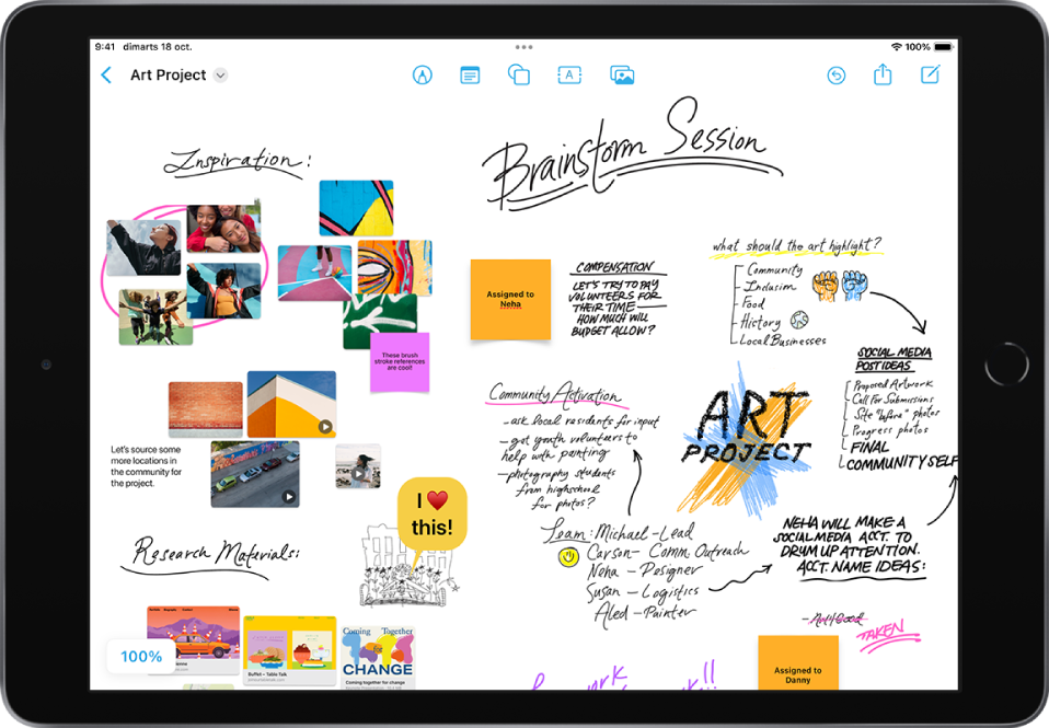 L’iPad en orientació horitzontal amb l’app Freeform oberta. La pissarra inclou escriptura a mà, text, dibuixos, formes, notes adhesives, enllaços i altres arxius.