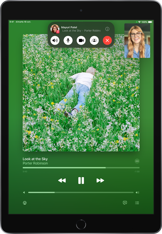 Una trucada del FaceTime en què es mostra contingut d’àudio de l’Apple Music que s’està compartint a la trucada. La portada de l’àlbum es mostra a la meitat superior de la pantalla, i el títol i els controls d’àudio es troben just a sota. A dalt hi ha els controls del FaceTime, inclosos els botons “Àudio”, “Micròfon”, “Càmera”, “SharePlay” i “Penjar”. A dalt dels controls hi ha l’ID d’Apple del grup o de la persona amb qui estàs parlant i el botó d’informació.