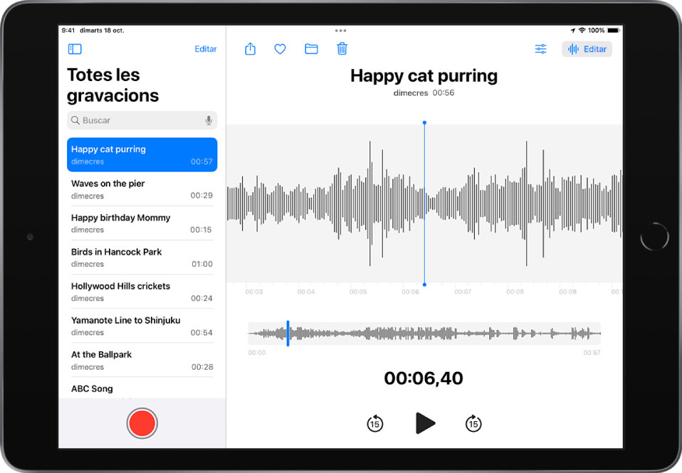 Una gravació enregistrada a l’app Notes de Veu. A l’esquerra hi ha una llista amb totes les gravacions i, a la part superior, la gravació seleccionada. A la dreta, la gravació té un cursor de reproducció, que pots arrossegar per la forma d’ona per anar a un lloc específic de la gravació. A sota de la forma d’ona hi ha una línia de temps. A sobre hi ha els botons “Compartir”, “Favorit”, “Traslladar”, “Eliminar”, “Configuració de reproducció” i “Editar”. A sota de la línia de temps hi ha botons per retrocedir 15 segons, reproduir el contingut i avançar 15 segons.