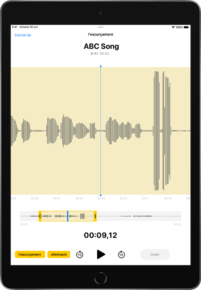 Una gravació que s’està escurçant, amb els tiradors d’escurçament grocs que delimiten una part de la forma d’ona de l’àudio a la part inferior de la pantalla. A sota de la forma d’ona hi ha el botó “Reproduir” i els tiradors d’escurçament.