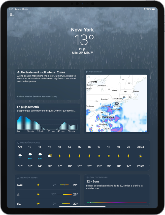 Pantalla de l’app Temps que mostra una representació de la pluja al fons de la pantalla i la informació següent de dalt a baix: la ubicació, la temperatura actual, la pluja, les temperatures màximes i mínimes del dia, un avís meteorològic per vent fort i dos més, la previsió de pluja durant la propera hora i un mapa de precipitacions. A sota de l’avís i la informació de precipitació es mostra la previsió per hores, la previsió a 10 dies al costat inferior esquerre de la pantalla i l’escala de qualitat de l’aire al costat inferior dret de la pantalla.