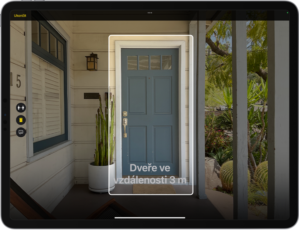Obrazovka Lupa v režimu detekce se zobrazenými dveřmi. Dole je vidět popis s údajem o vzdálenosti ode dveří.