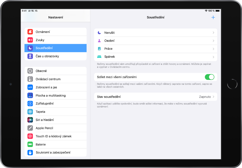 Obrazovka se čtyřmi předdefinovanými volbami soustředění – Nerušit, Osobní, Spánek a Práce. Zapnuté tlačítko Sdílet mezi zařízeními umožňuje používat totéž nastavení režimu soustředění na všech vašich zařízeních Apple.