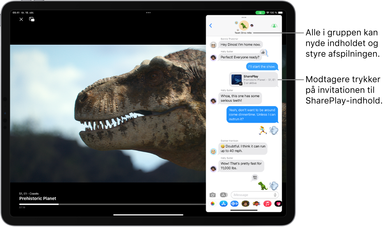 En video afspilles på iPad-skærmen. Oven på videoen vises en gruppesamtale i Beskeder med en SharePlay-invitation, så alle i gruppen kan se og interagere med videoen.