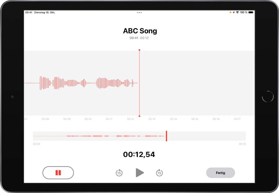 Die App „Sprachmemos“ bei laufender Aufnahme mit der aktiven Taste „Pause“ und den abgeblendeten Steuerelementen zum Starten der Wiedergabe, und zum Vor- und Zurückspringen um jeweils 15 Sekunden. Den meisten Raum nehmen die Wellenform der laufenden Aufnahme und die Zeitanzeige ein. Ein orangefarbener Hinweis oben rechts zeigt an, dass das Mikrofon verwendet wird.