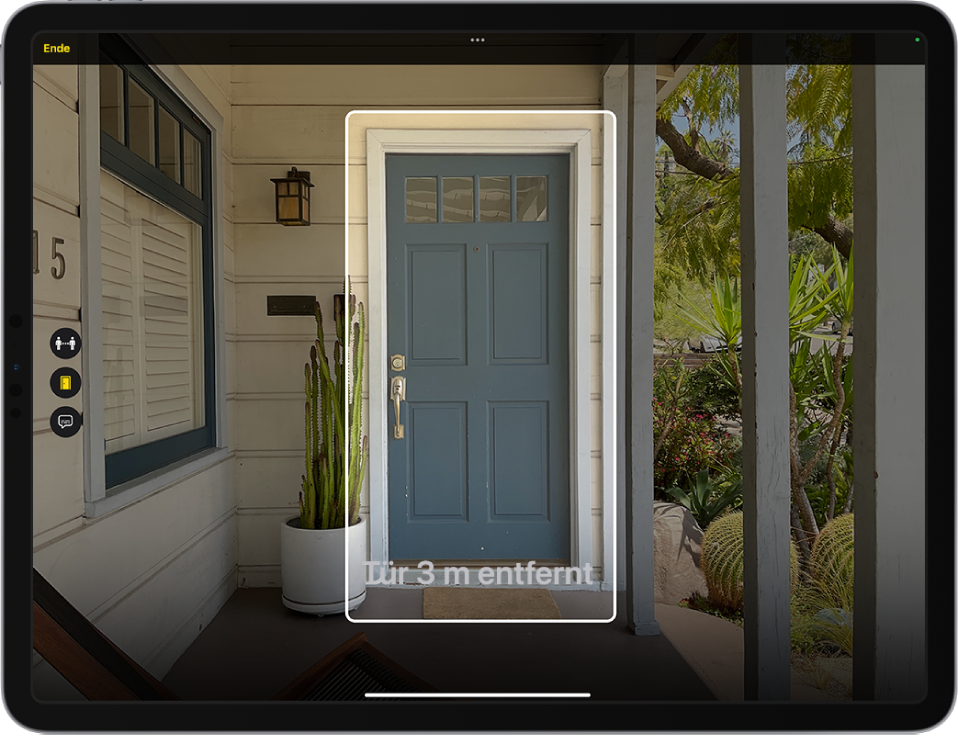 Der Bildschirm „Lupe“ im Erkennungsmodus zeigt eine Tür. Unten befindet sich eine Beschreibung, wie weit die Tür entfernt ist.