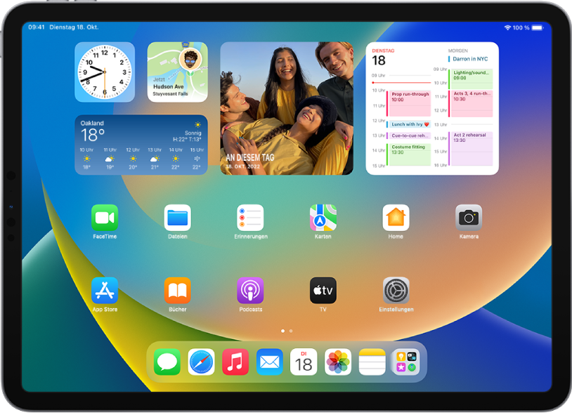 Der Home-Bildschirm des iPad. Oben auf dem Bildschirm befinden sich angepasste Widgets für die folgenden Apps: Uhr, Wo ist?, Wetter, Fotos und Kalender.