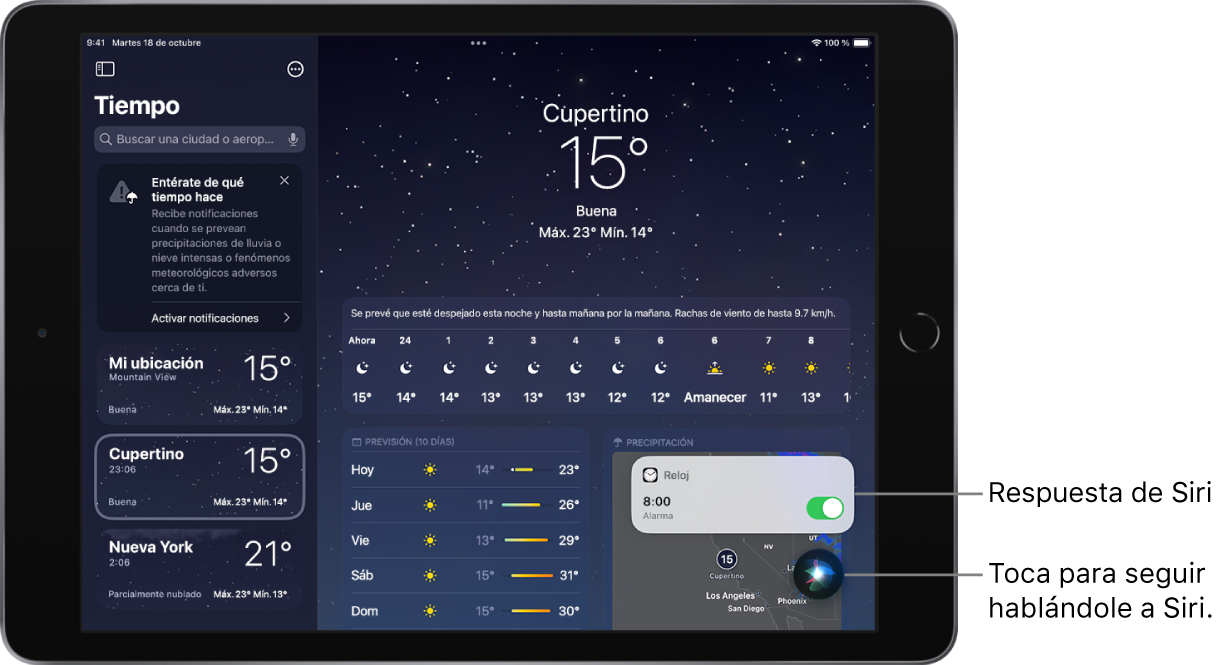 Siri en la pantalla de la app Tiempo. Una notificación de la app Reloj muestra que hay una alarma activada para las 8 de la mañana. En la parte inferior derecha de la pantalla hay un botón que se usa para seguir hablándole a Siri.
