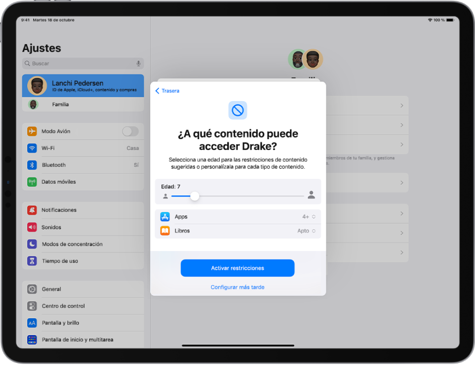 Pantalla de configuración en un iPad para configurar un nuevo dispositivo con restricciones de contenido para un niño. La edad se define en 7 y se muestran las sugerencias de contenido para las apps, los libros y los programas de televisión.