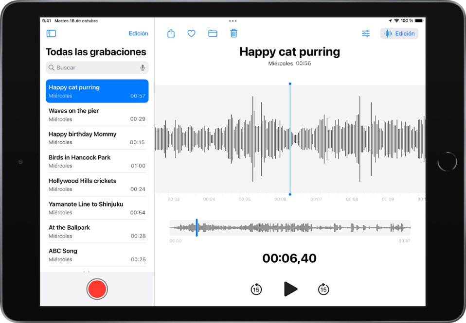 Una grabación realizada en la app Notas de Voz. La lista de todas las grabaciones está a la izquierda, con una grabación seleccionada arriba. A la derecha, la grabación tiene un cursor de reproducción, que puedes arrastrar por la forma de onda para ir a un punto determinado de la grabación, y una línea de tiempo debajo de la forma de onda. Arriba están los botones Compartir, Favorita, Trasladar, Eliminar, “Ajustes de reproducción” y Editar. Bajo la línea de tiempo, se encuentran los botones para rebobinar 15 segundos, reproducir y avanzar rápido 15 segundos.