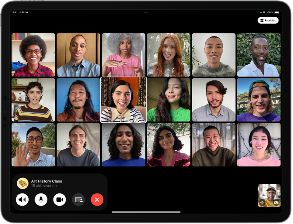 FaceTime-ryhmäpuhelu, jossa osallistujat näytetään ruudukkoasettelussa, puhujan kuva korostettuna. FaceTime-säätimet, kuten Ääni-, Mikrofoni-, Kamera-, SharePlay- ja Lopeta-painikkeet, ovat alareunassa. Yläpuolella on sen ryhmän tai henkilön Apple ID, jonka kanssa keskustelet, ja Tiedot-painike.