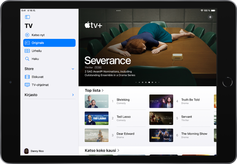 Apple TV+ ‑näyttö, jossa näkyy keskellä esittelyssä oleva Apple Original -kohde ja sen alla Suosituinta-rivi. Vasemmalla ylhäältä alas ovat Katso nyt-, Originals-, Urheilu- ja Haku-välilehdet.