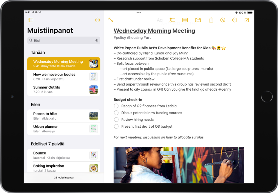 iPad on vaaka-asennossa ja Muistiinpanot-appi on avoinna. Sivupalkissa näkyy luettelo muistiinpanoista, ja sen yläosassa on painikkeet, joilla sivupalkin voi kätkeä ja kansiota voi hallita. Sivupalkissa valittu muistiinpano on avoinna oikealla ja sisältää tietoja kokouksesta ja tarkistuslistan. Muistiinpanon yläpuolella on painikkeita, joilla voi näyttää muistiinpanon koko näytön tilassa, muotoilla tekstiä, lisätä tarkistuslistan, lisätä taulukon, lisätä kuvan, jakaa muistiinpanon, näyttää käsinkirjoitustyökalut, hallita muistiinpano ja luoda uuden muistiinpanon.